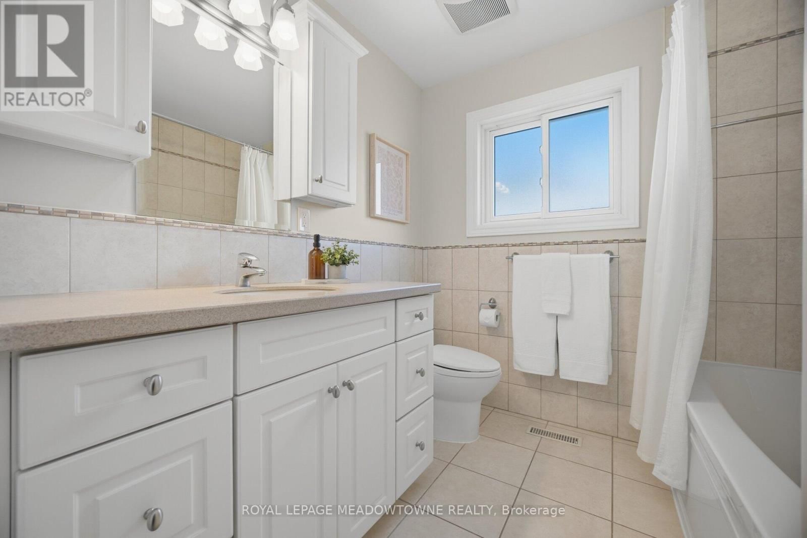 523 TRAFALGAR COURT Image 39