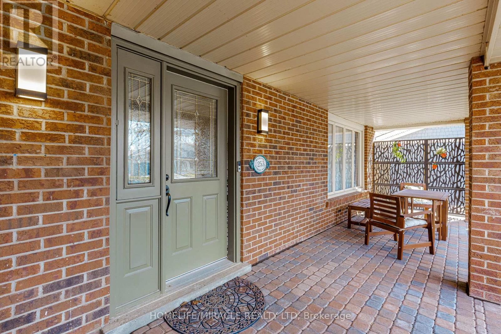 253 MCCRANEY STREET WEST Image 4