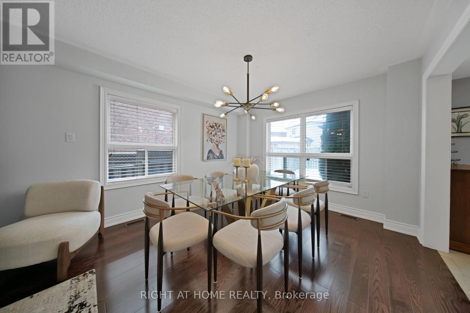 215 QUEENSLEA AVENUE Image 10