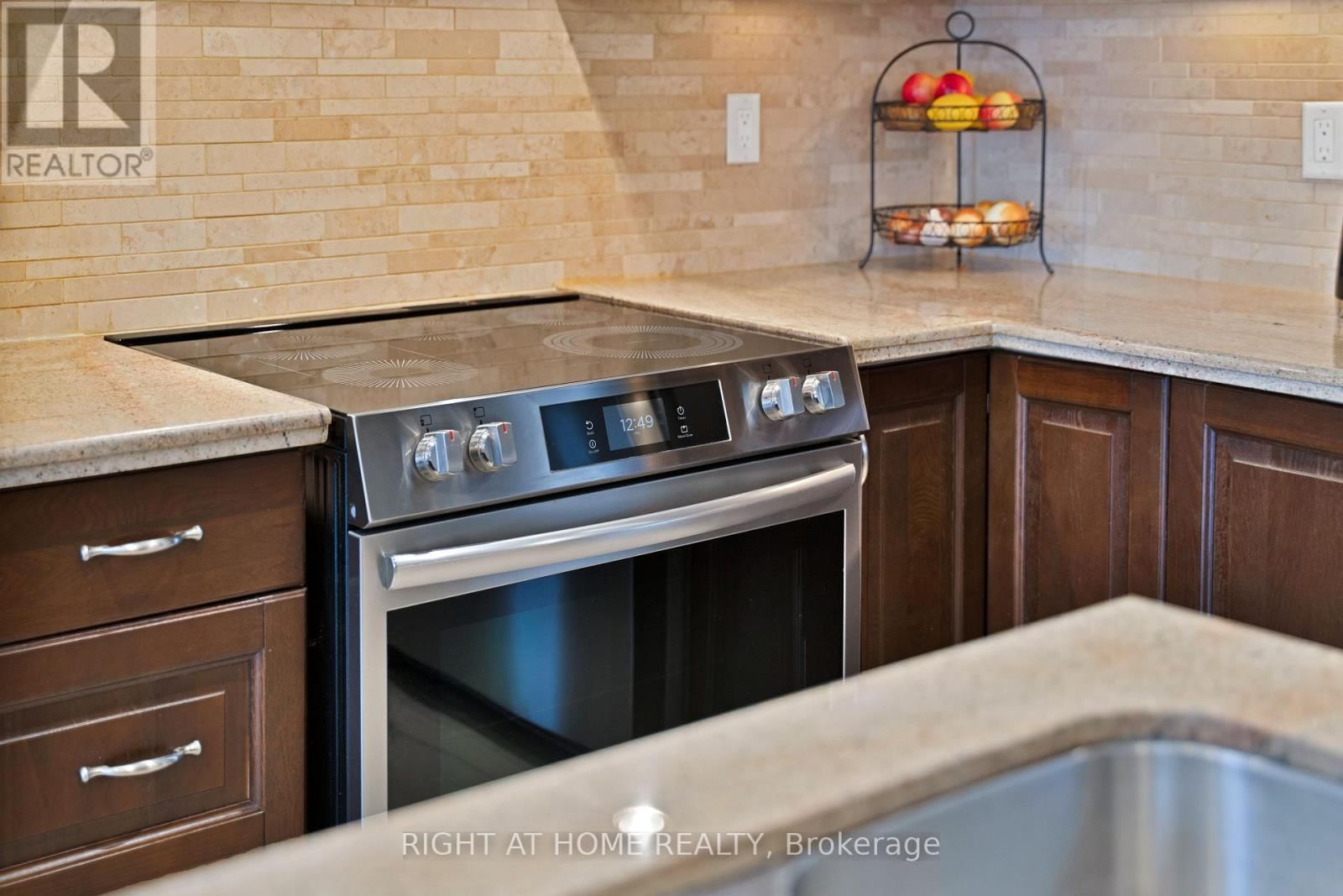 215 QUEENSLEA AVENUE Image 18