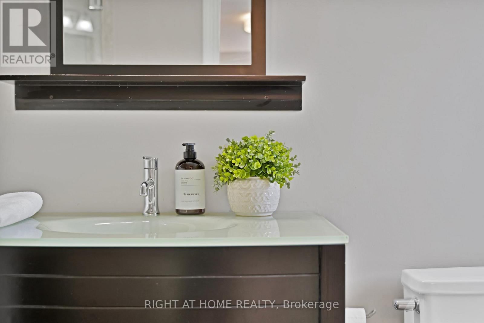 215 QUEENSLEA AVENUE Image 33