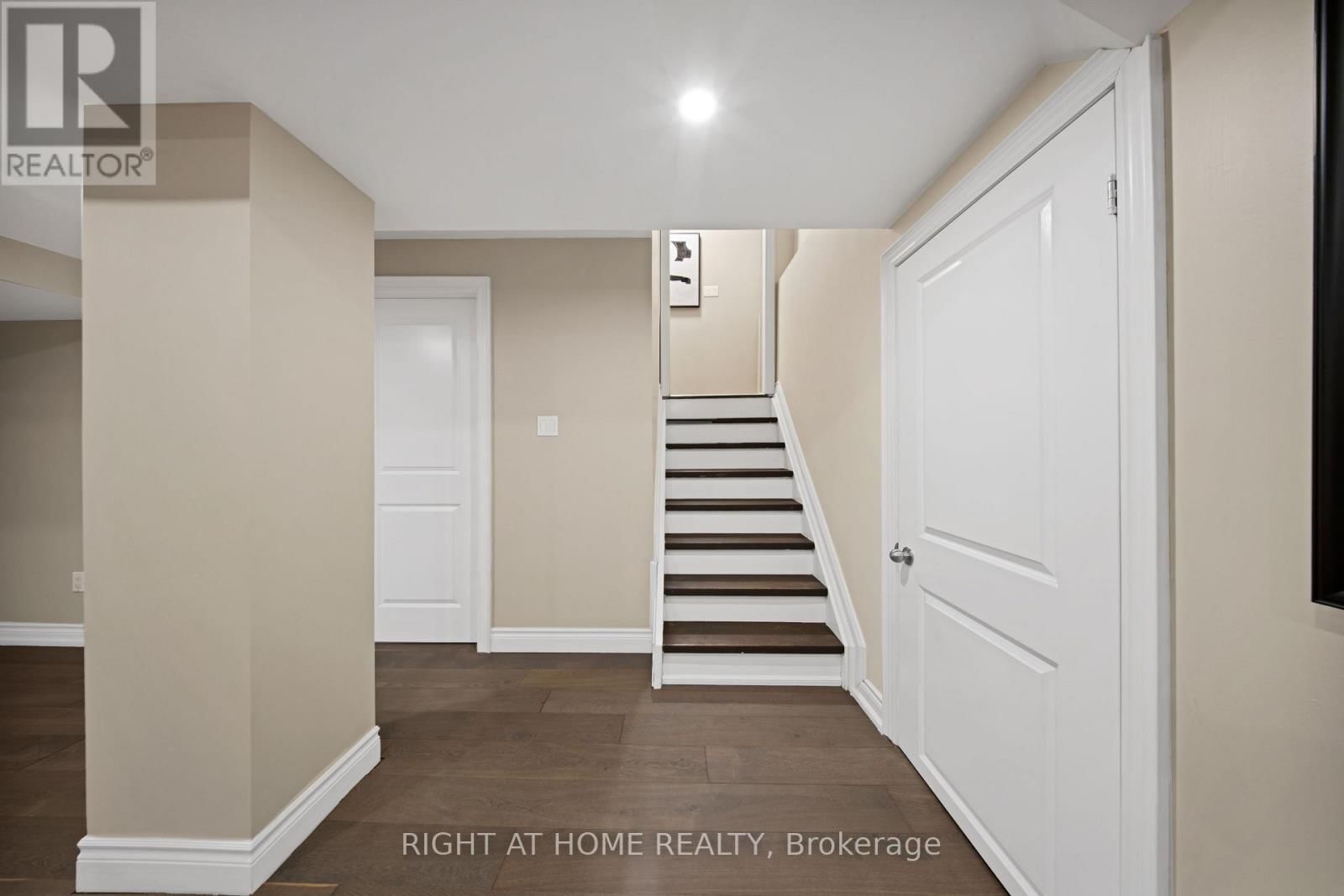 215 QUEENSLEA AVENUE Image 39