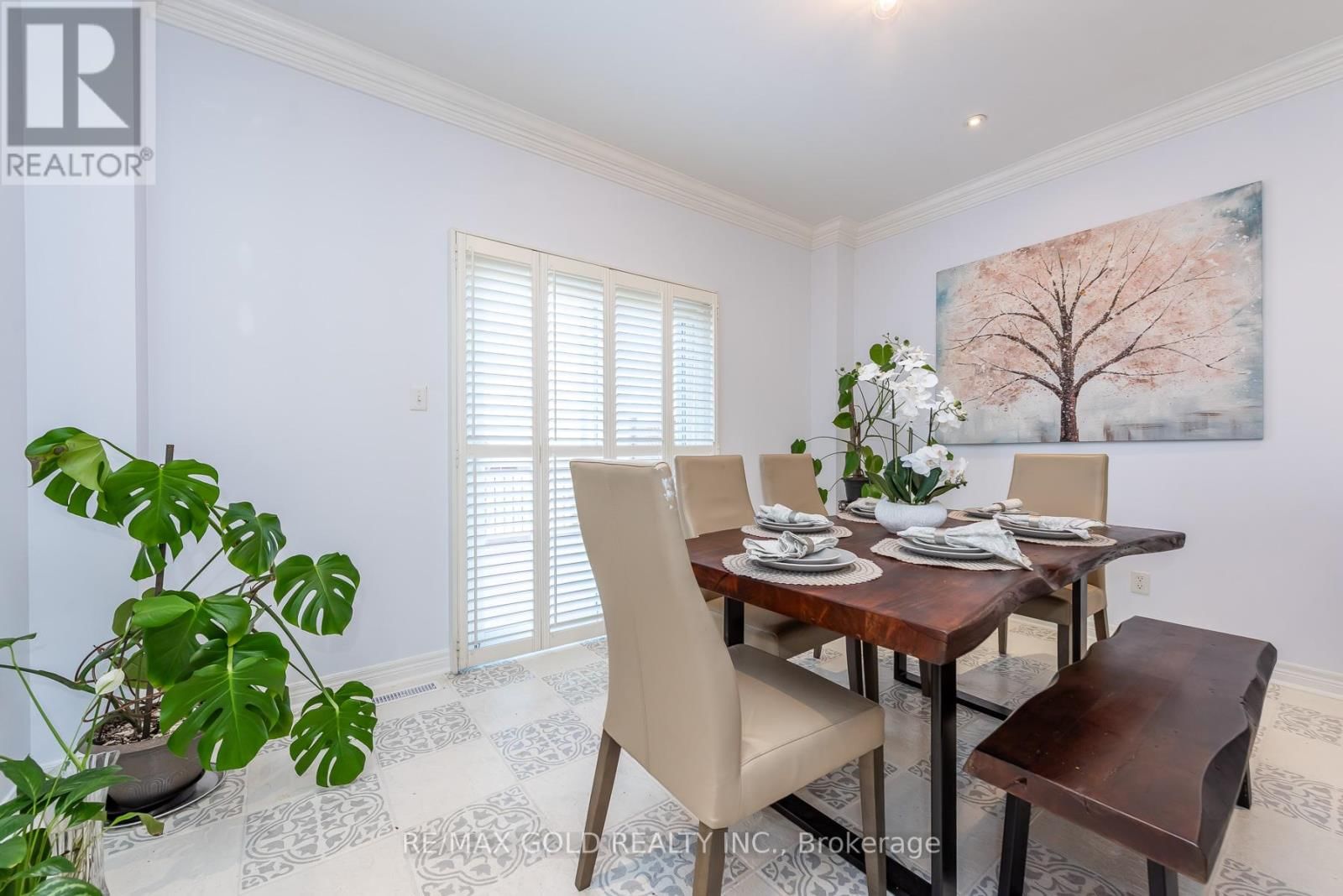 36 TATRA CRESCENT Image 15