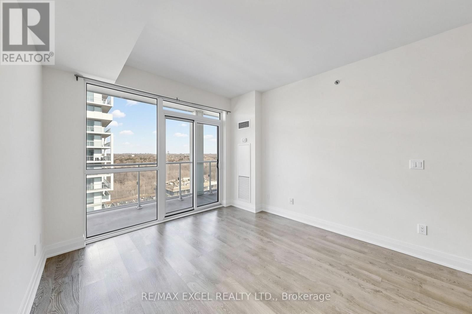 1702 - 55 SPEERS ROAD Image 2