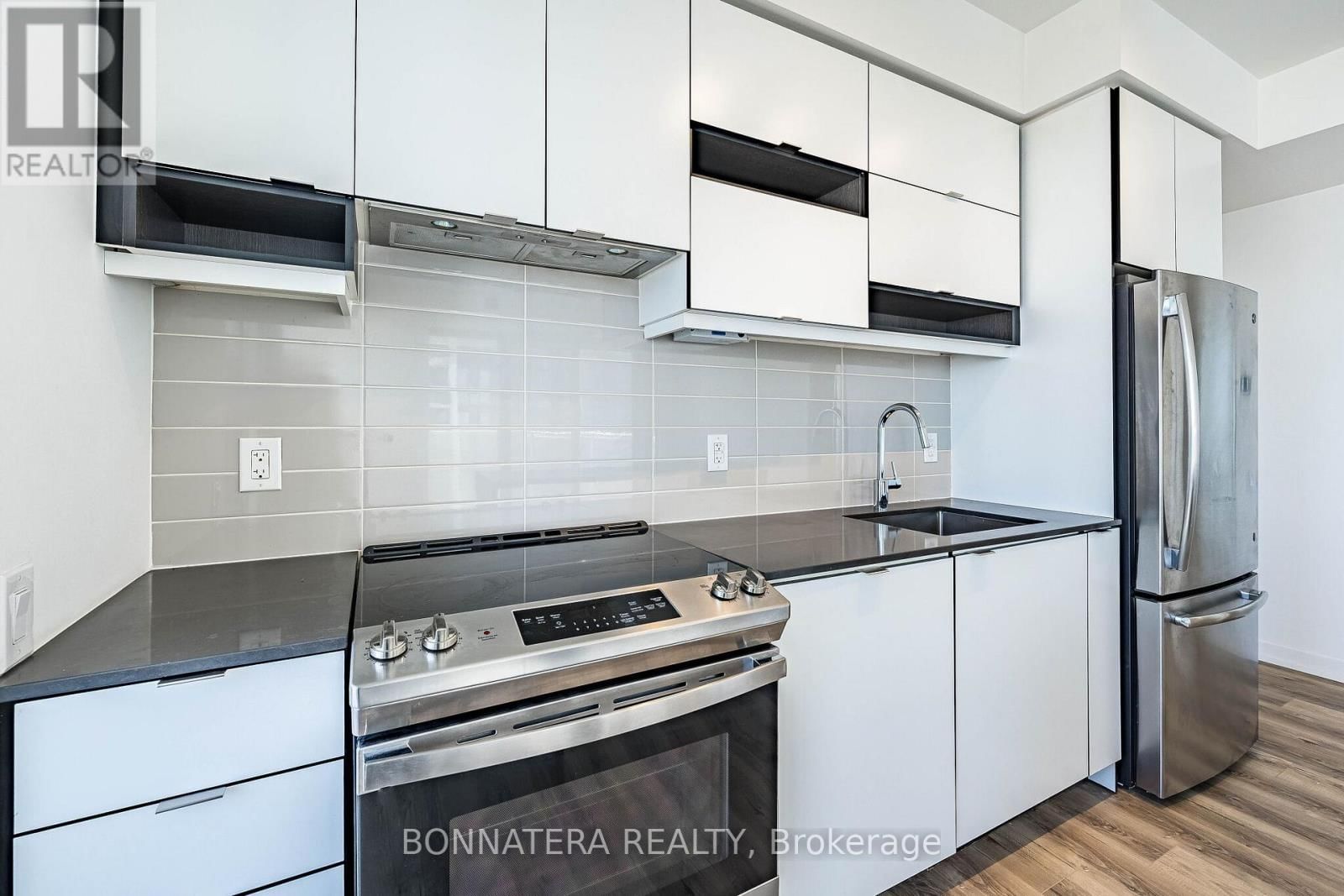 2003 - 4065 CONFEDERATION PARKWAY Image 15