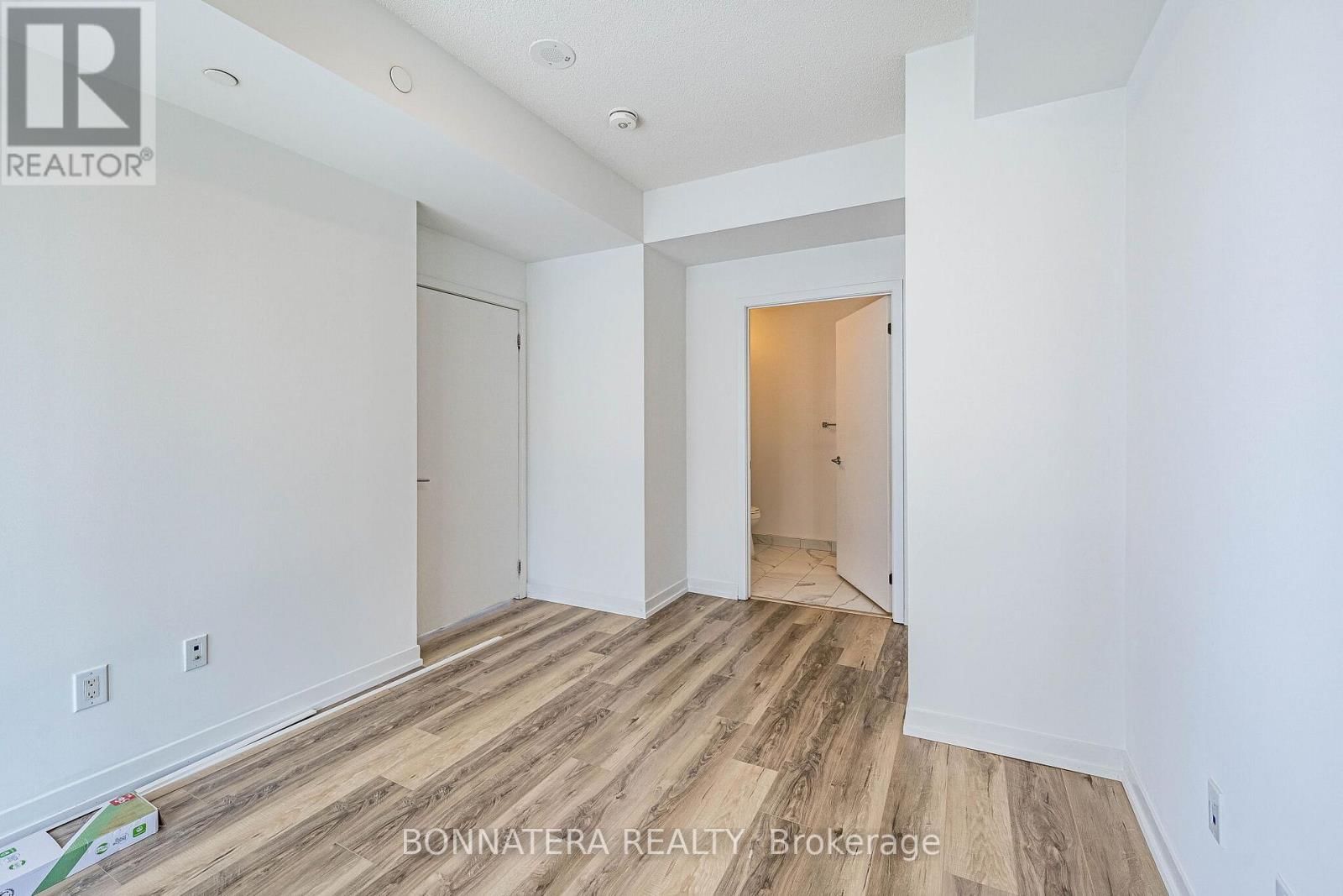 2003 - 4065 CONFEDERATION PARKWAY Image 19