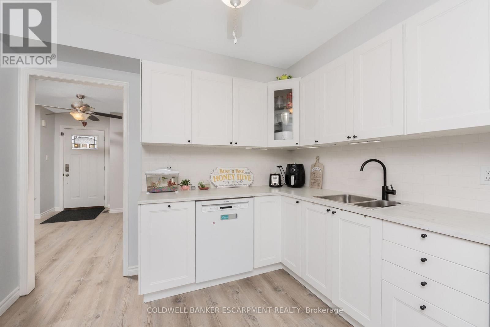 222 CHURCHILL ROAD NORTH Image 15