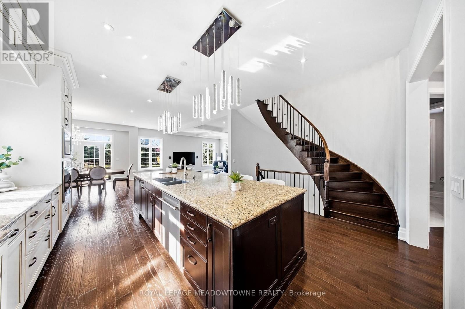 6 HOLDROYD COURT Image 14