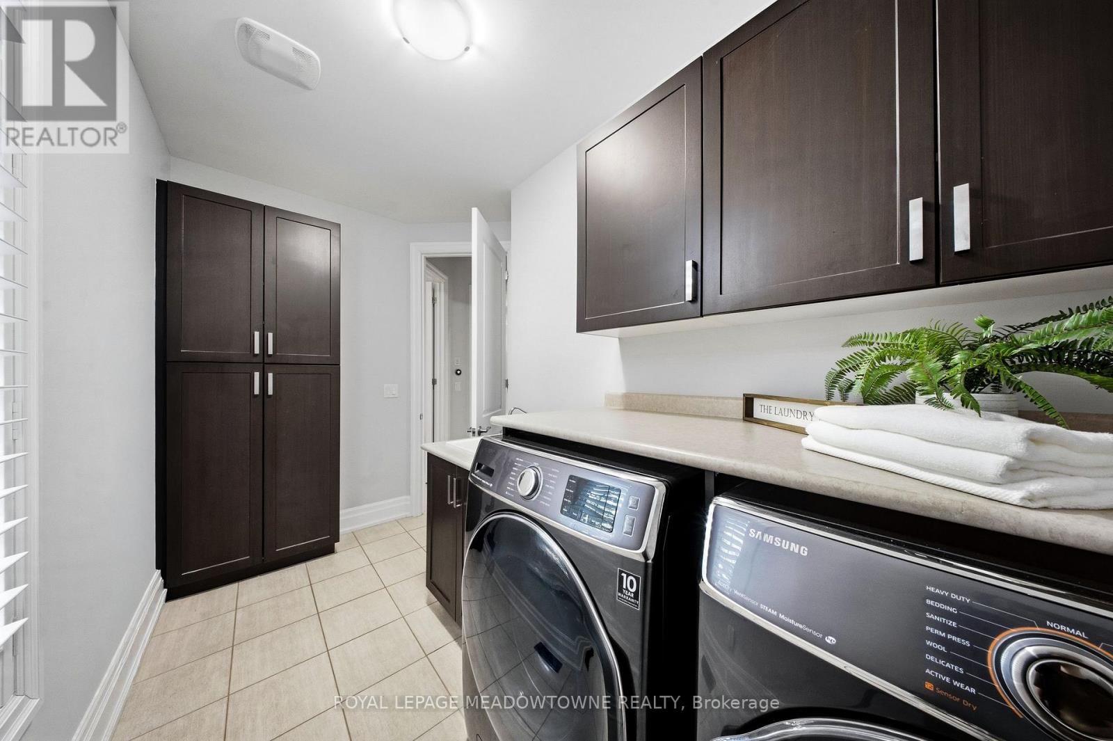 6 HOLDROYD COURT Image 24