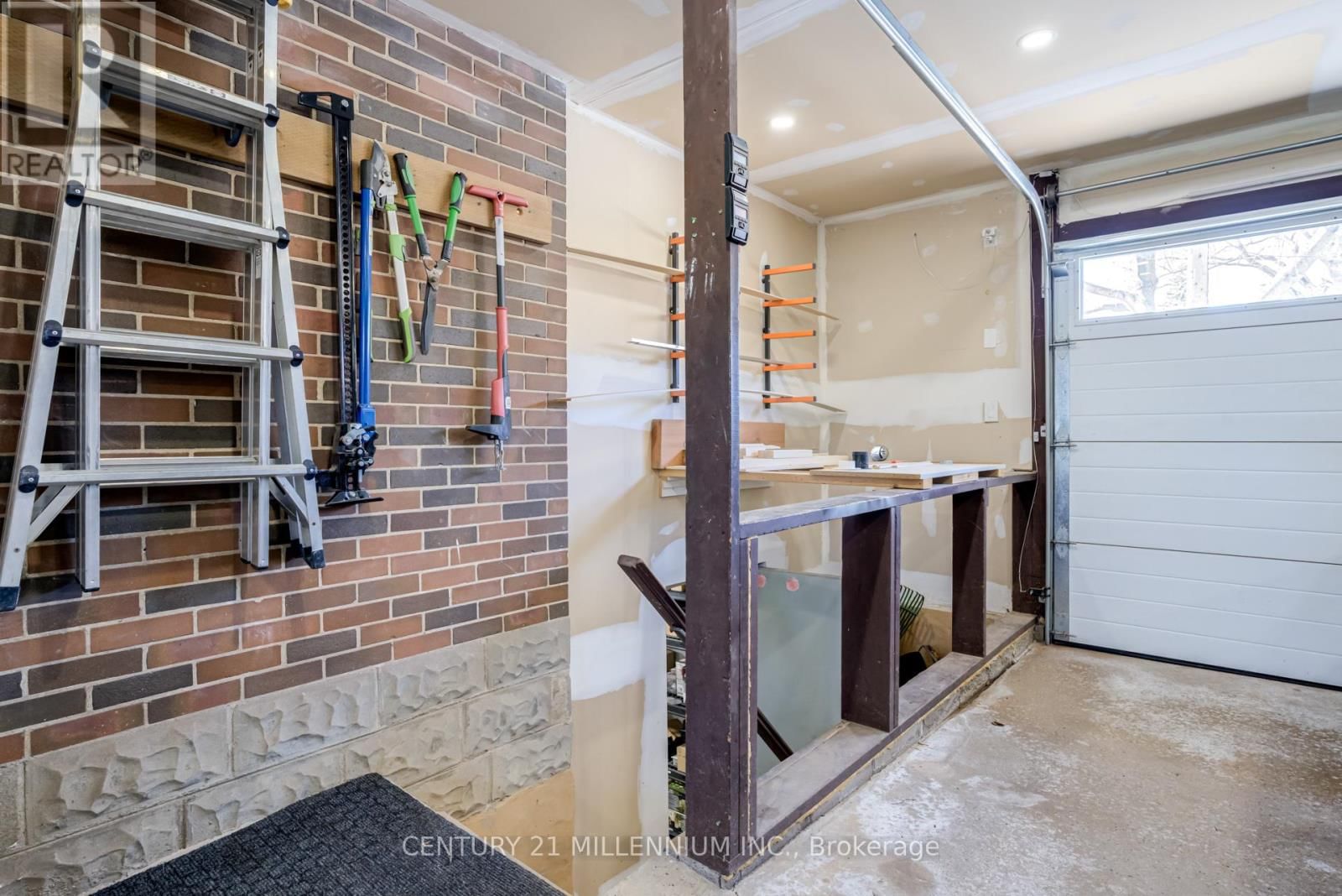 126 ELIZABETH STREET SOUTH Image 30