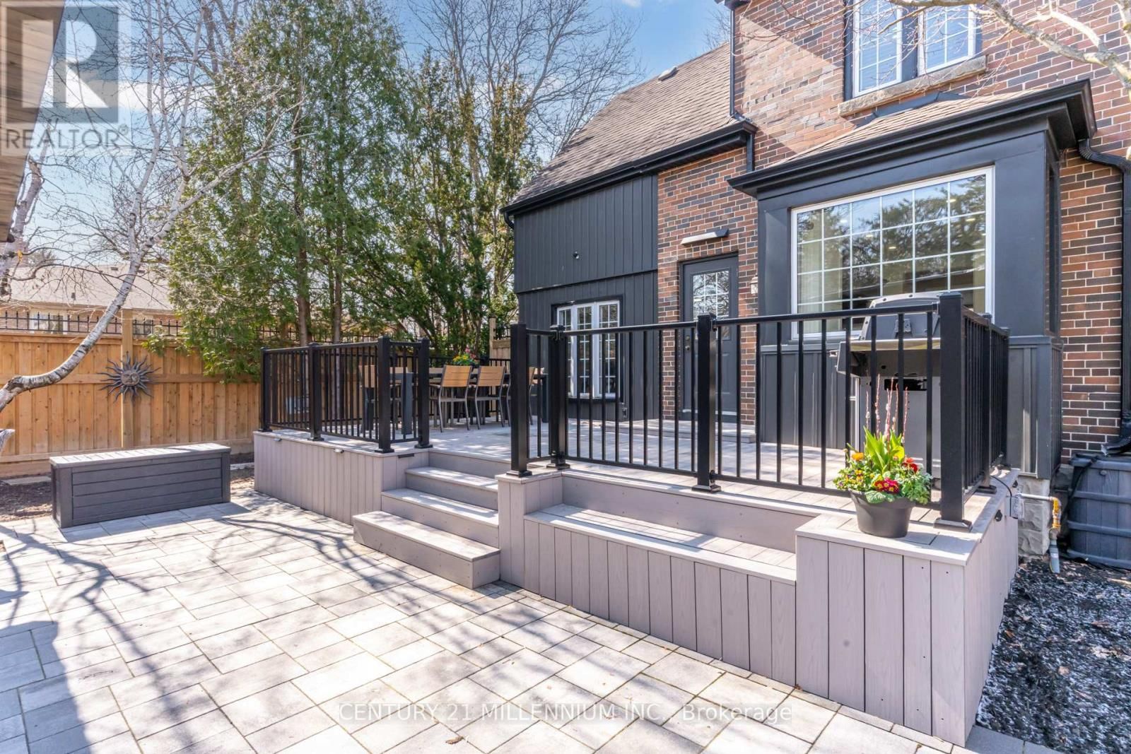 126 ELIZABETH STREET SOUTH Image 33