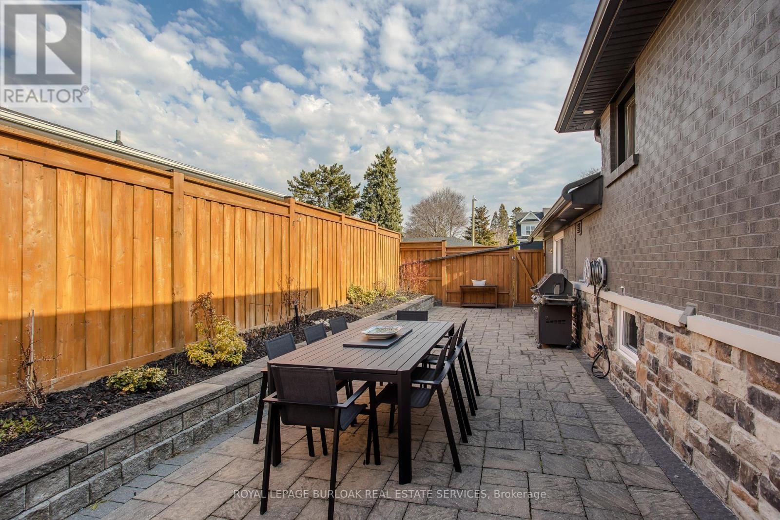 1375 LANGDALE CRESCENT Image 32