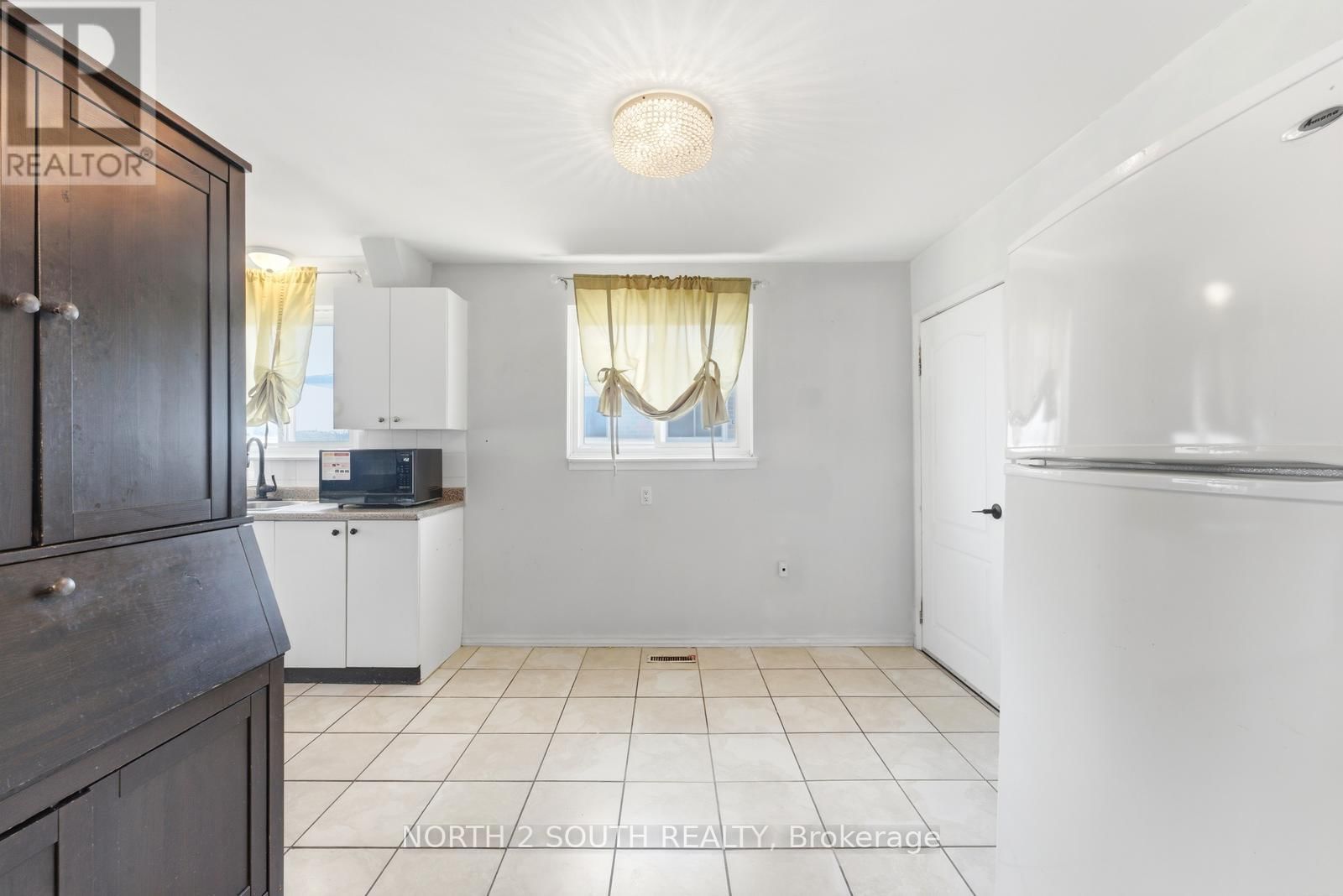 7739 PRIORY CRESCENT Image 15