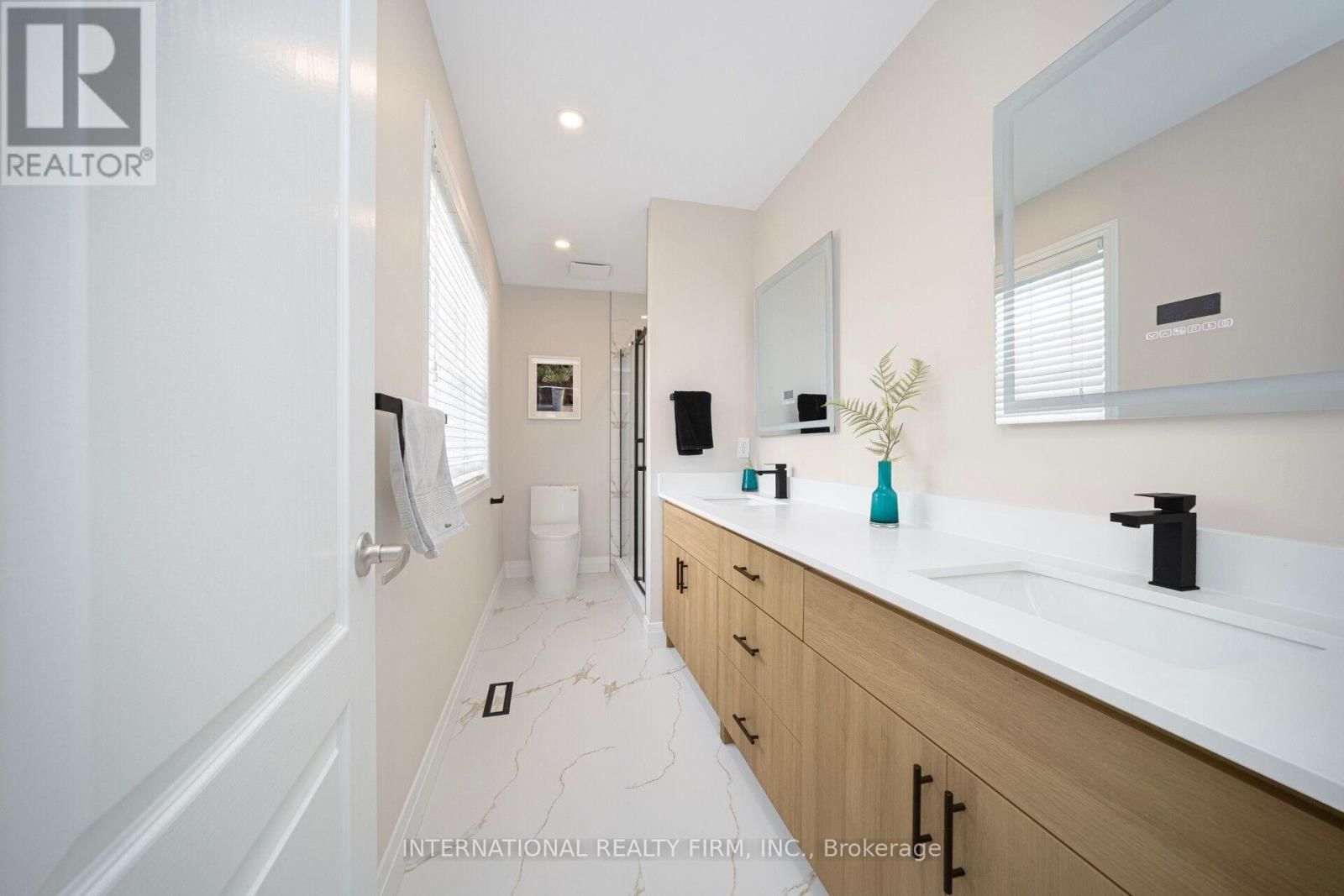 563 HOOD TERRACE Image 25