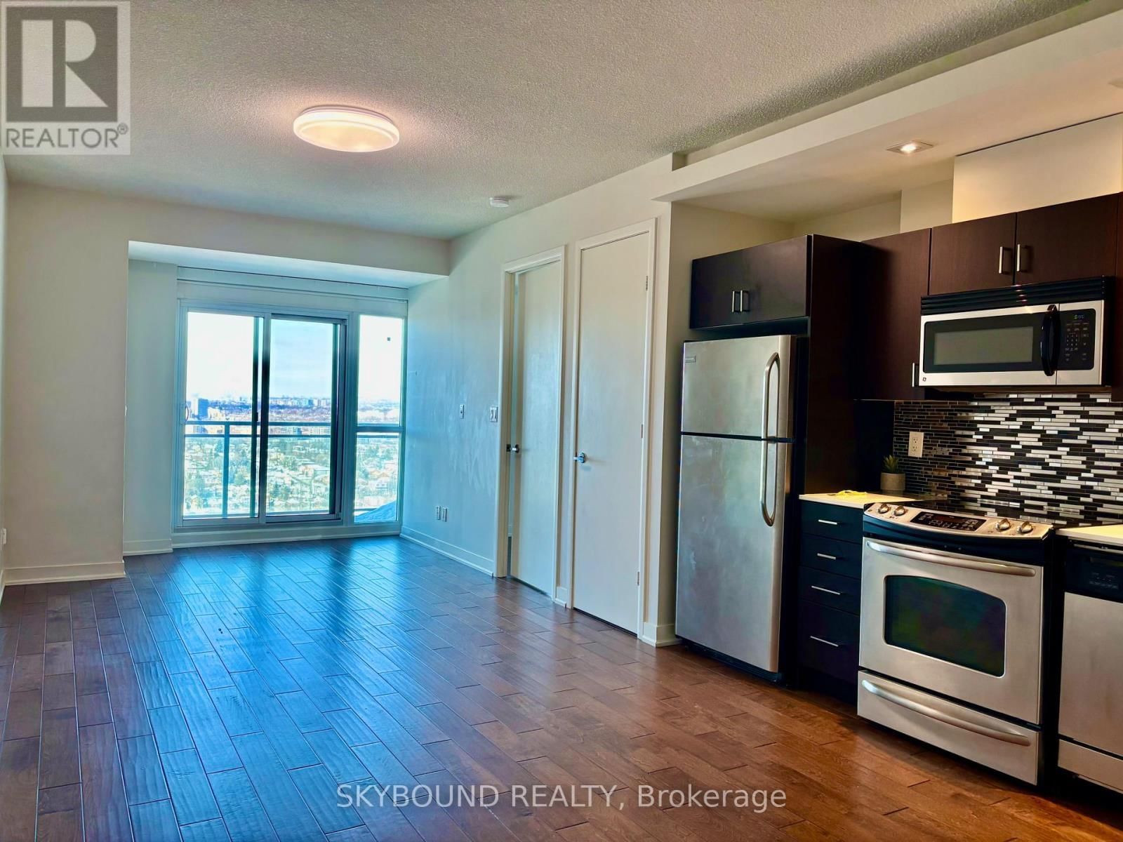 2723 - 165 LEGION ROAD NORTH Image 8