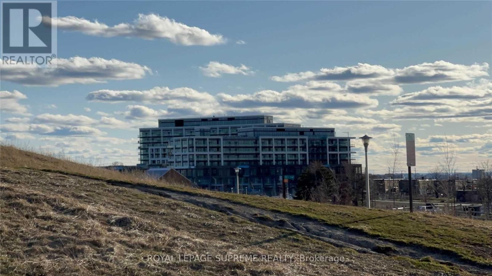 417 - 60 GEORGE BUTCHART DRIVE Image 2