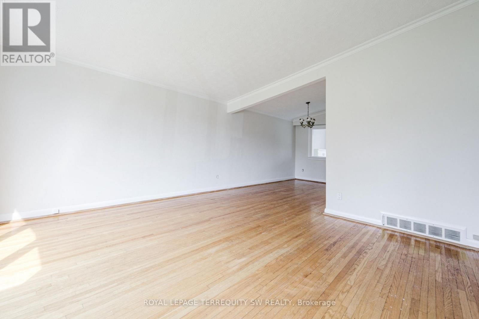 35 EUPHRASIA DRIVE Image 18