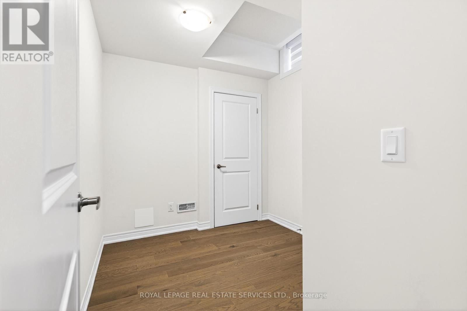 Unit 2 - 3201 SIXTH LINE Image 29