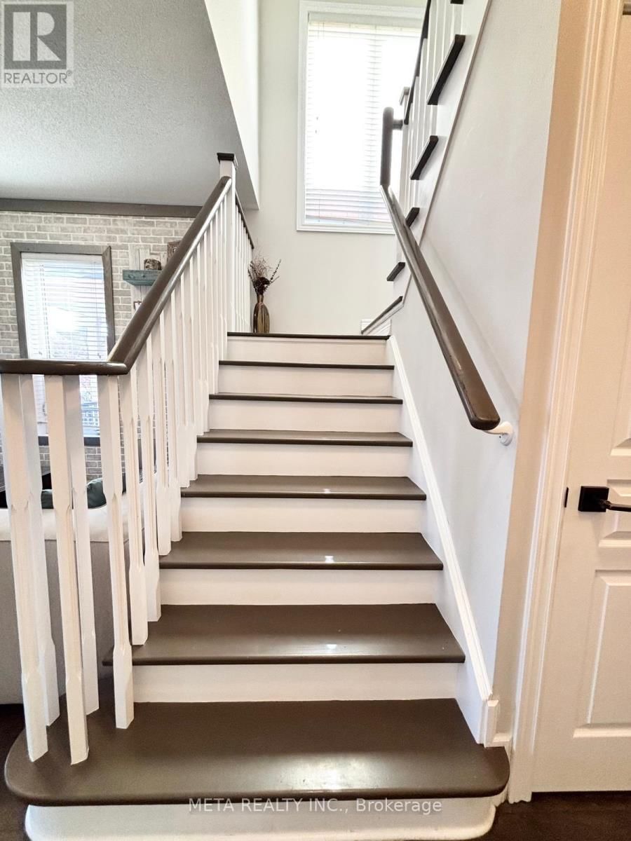 102 BEGONIA CRESCENT Image 14