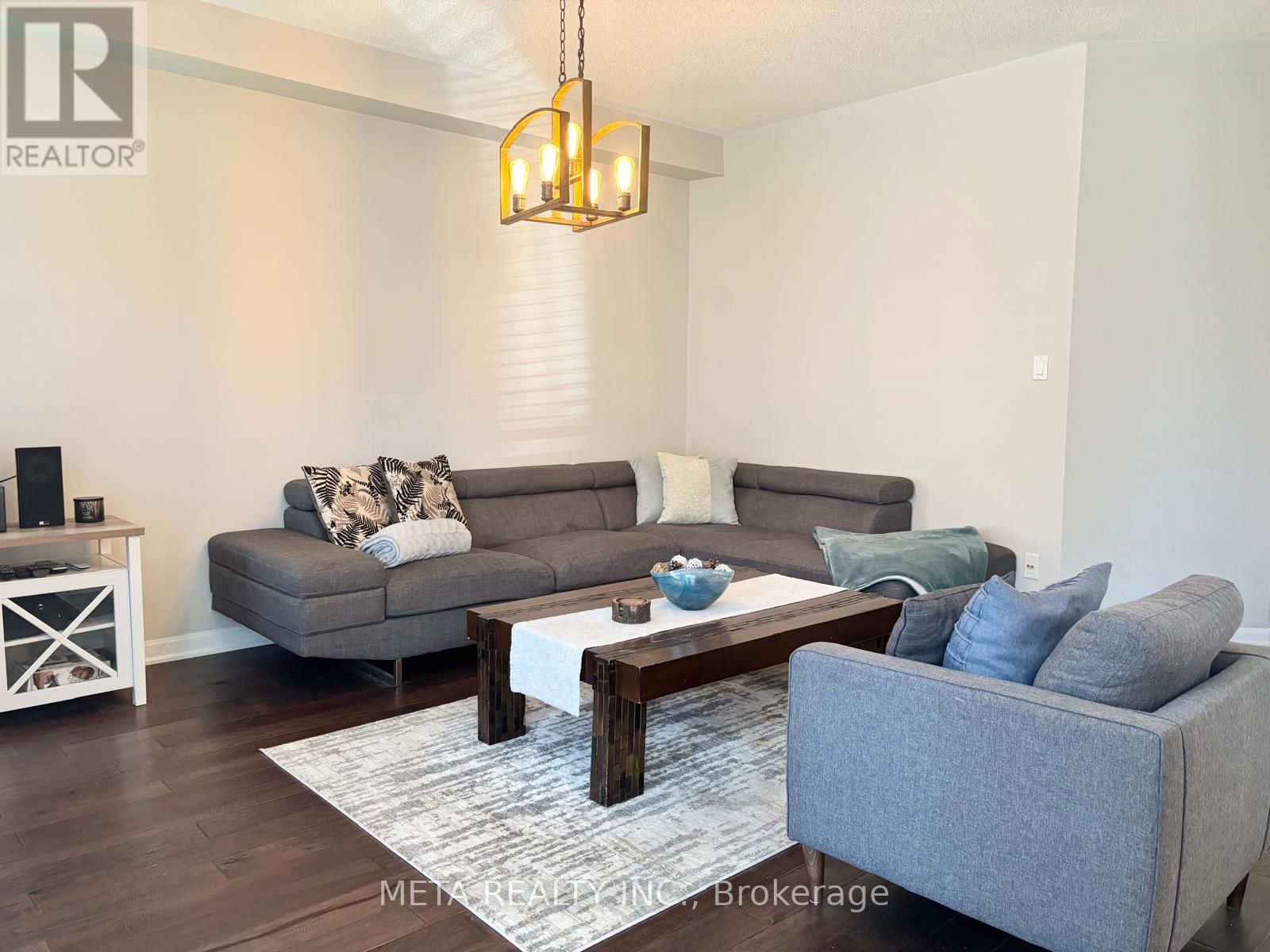 102 BEGONIA CRESCENT Image 5