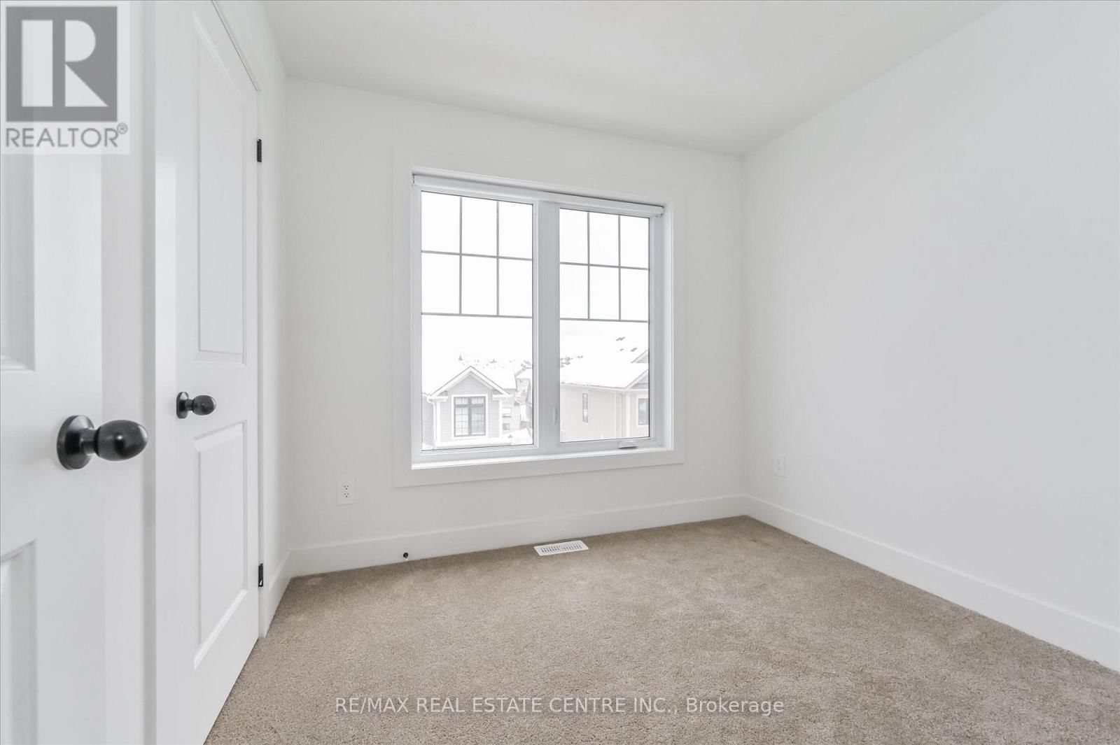 3 - 690 BROADWAY AVENUE Image 32