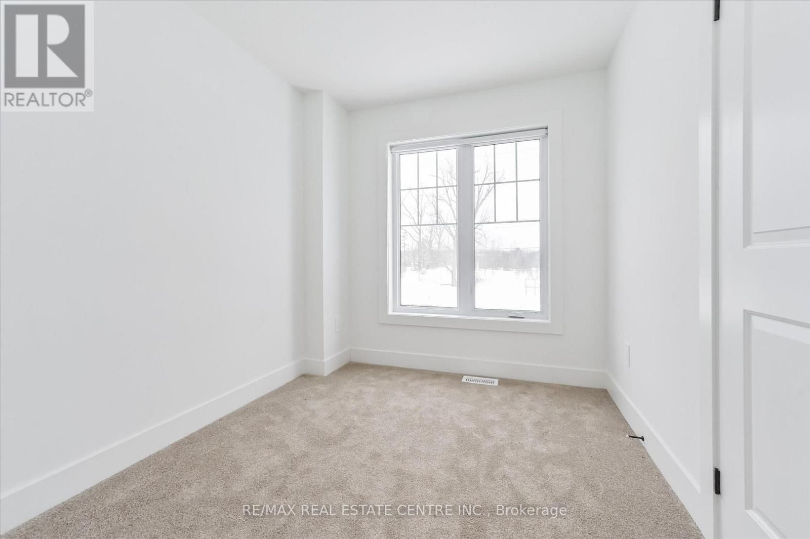 3 - 690 BROADWAY AVENUE Image 33