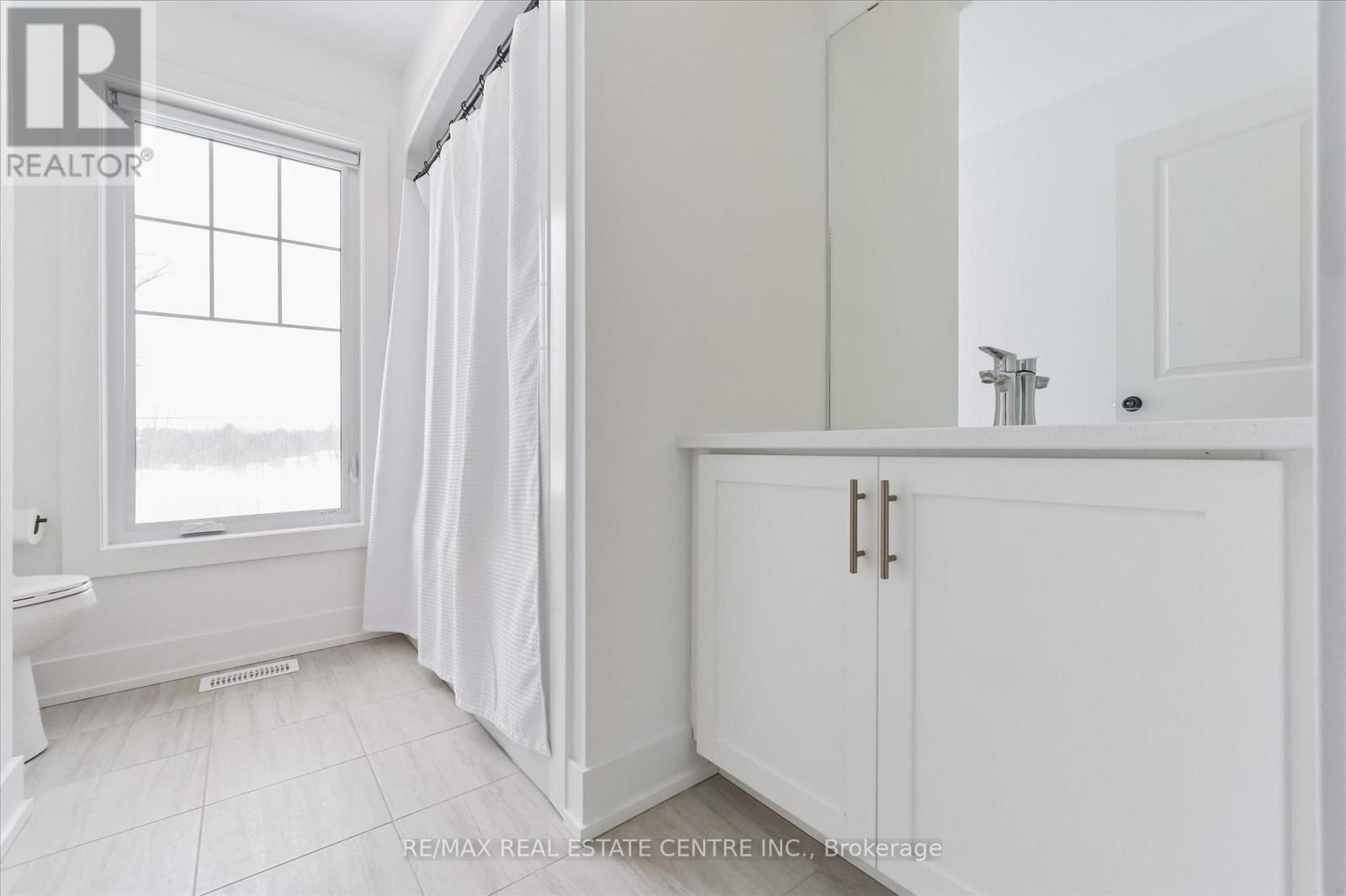 3 - 690 BROADWAY AVENUE Image 35