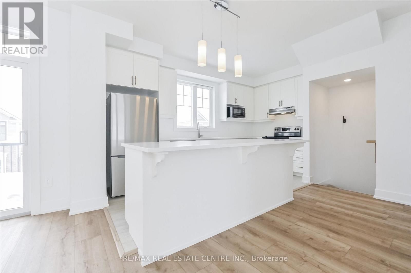 3 - 690 BROADWAY AVENUE Image 7