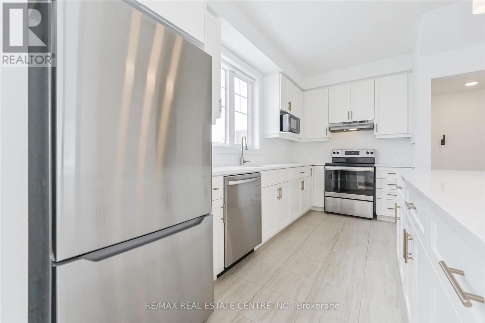 3 - 690 BROADWAY AVENUE Image 8