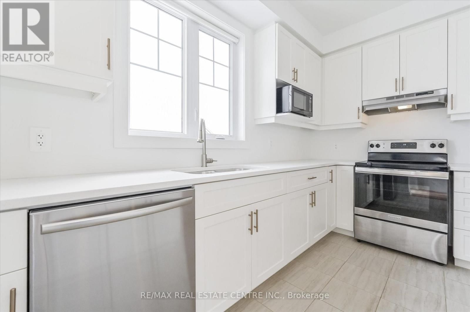 3 - 690 BROADWAY AVENUE Image 9