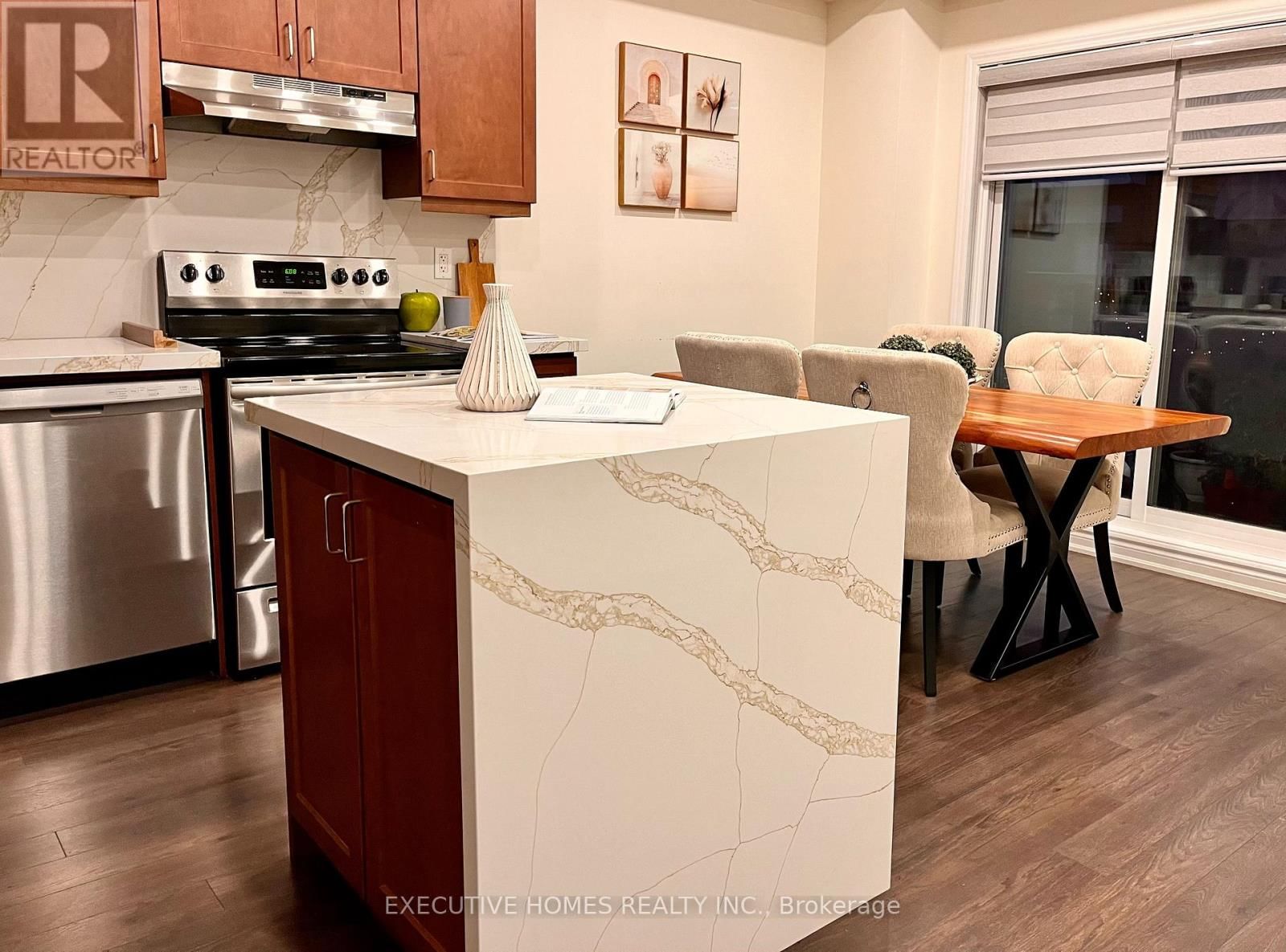 9 - 220 LAGERFELD DRIVE Image 7