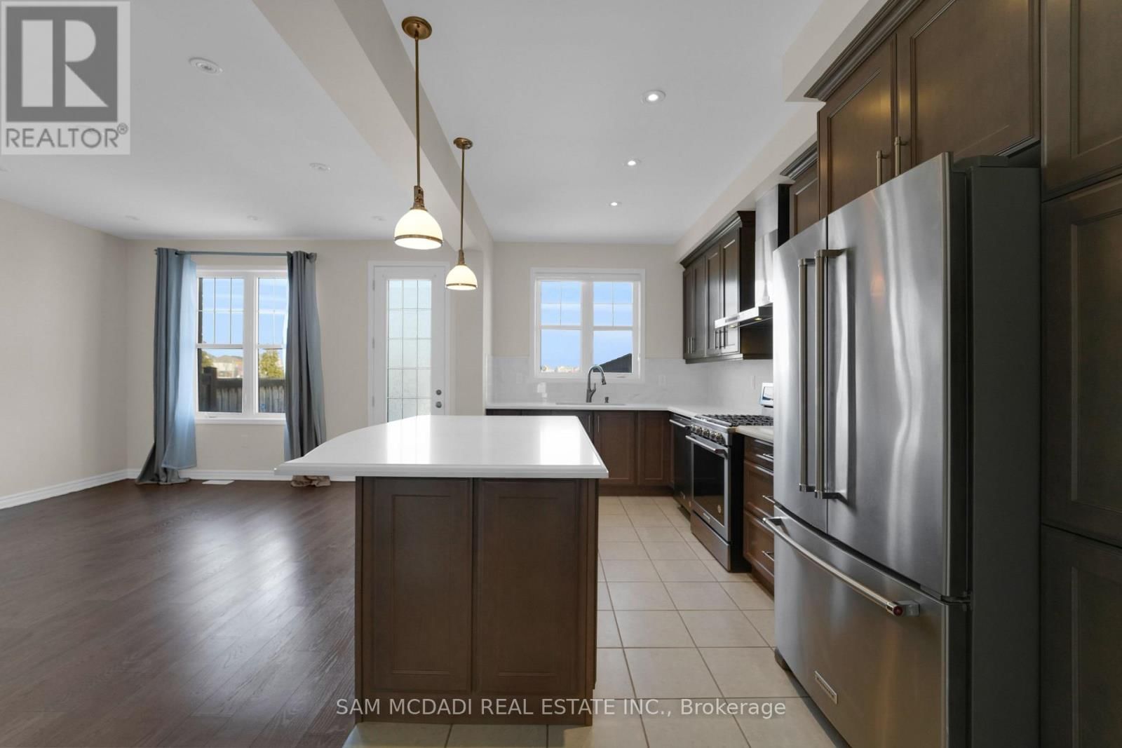 1395 CHRETIEN STREET Image 11