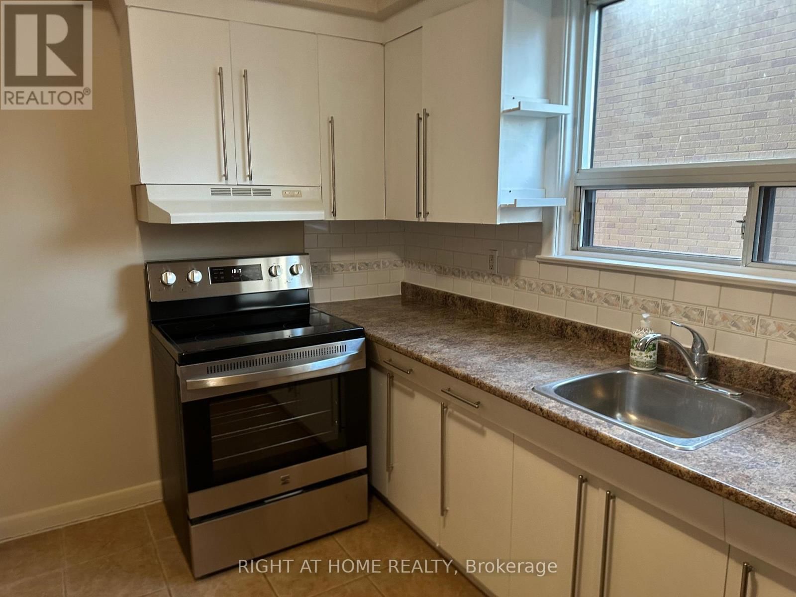 Unit 4 - 139 ROYAL YORK ROAD Image 5