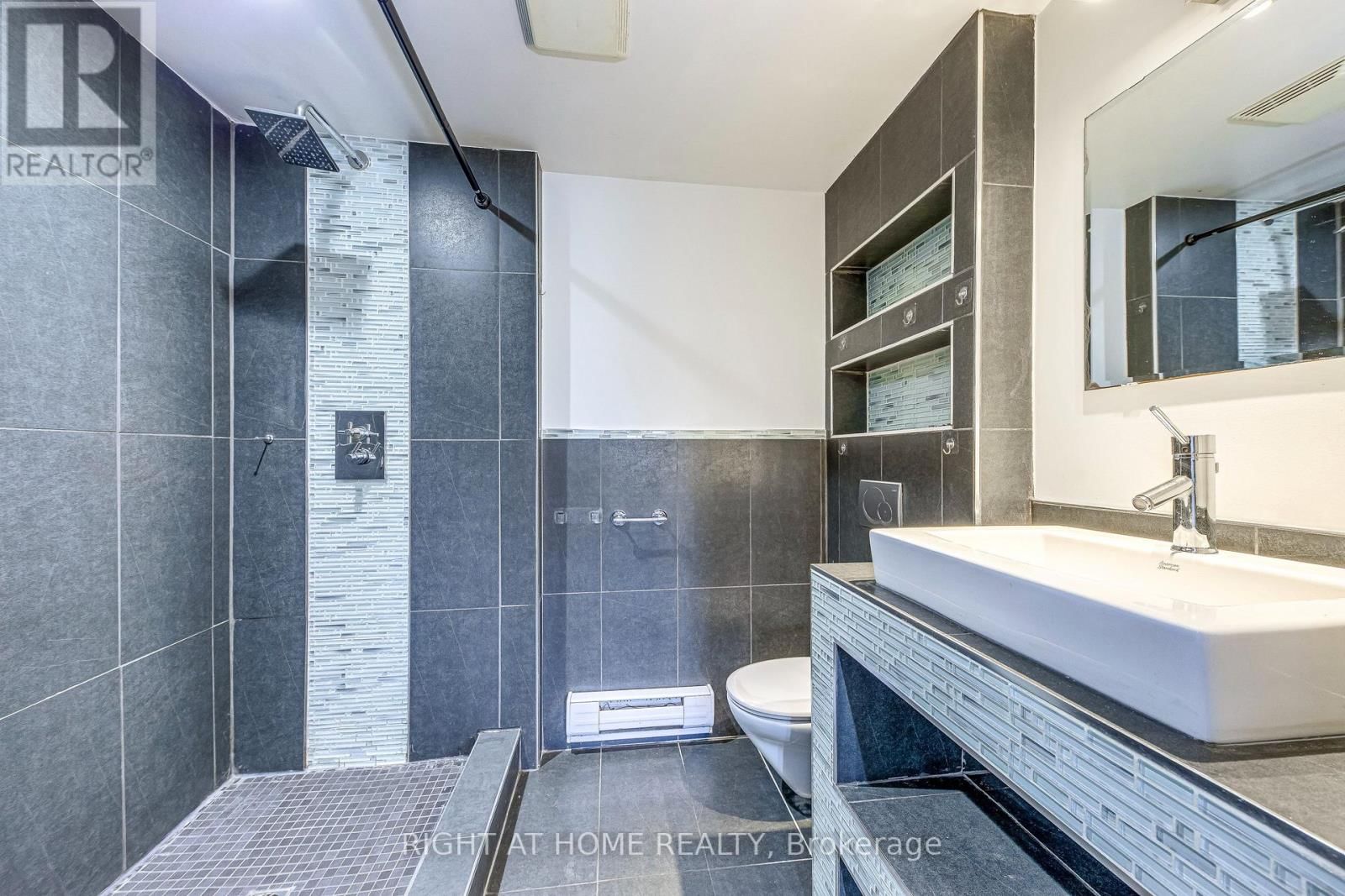 Upper - Upper 426 LEES LANE Image 32