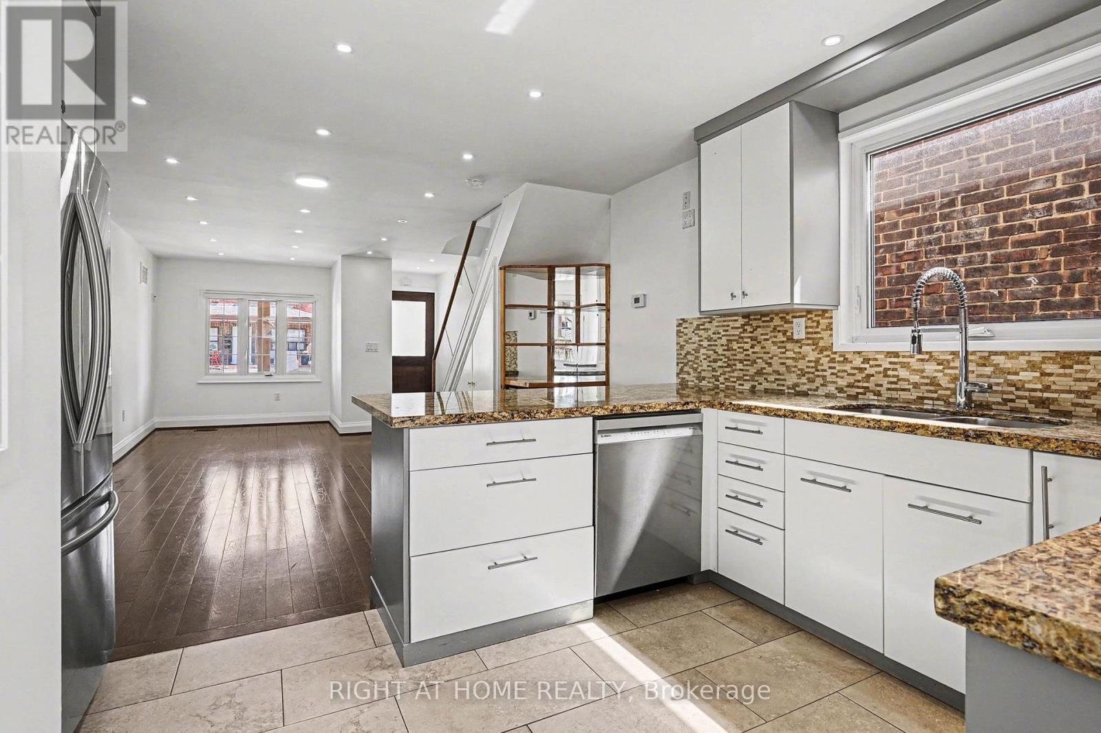 174 ROSETHORN AVENUE Image 8