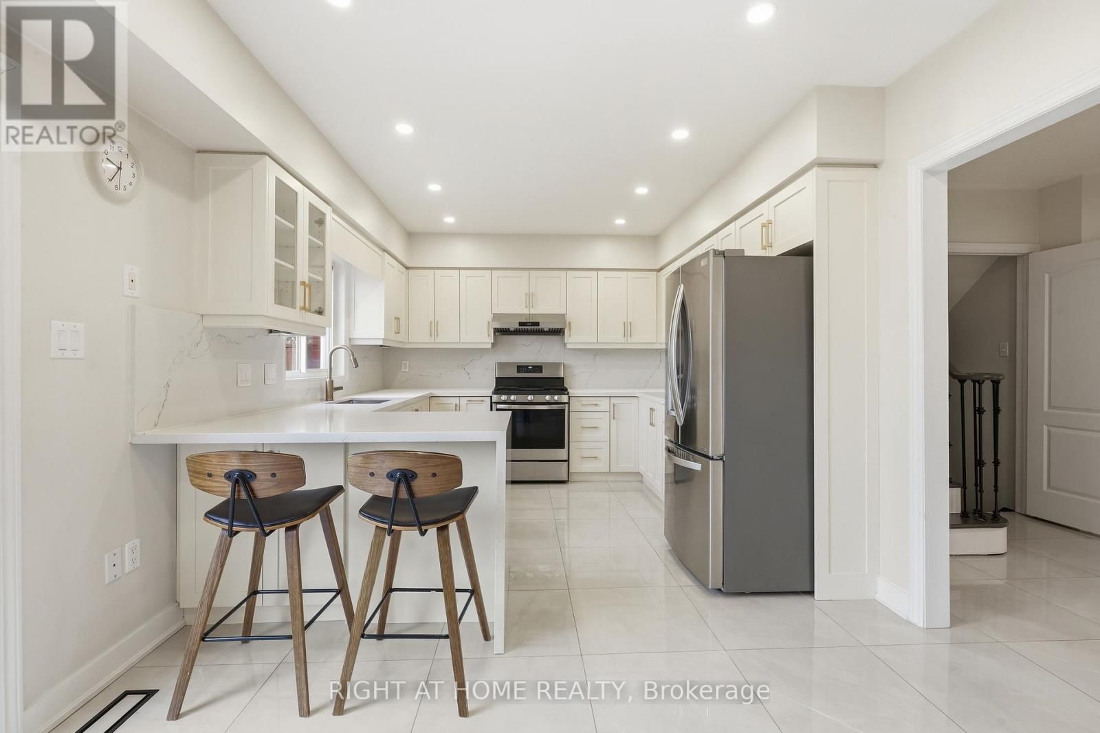 833 ESCOBAR CRESCENT Image 7