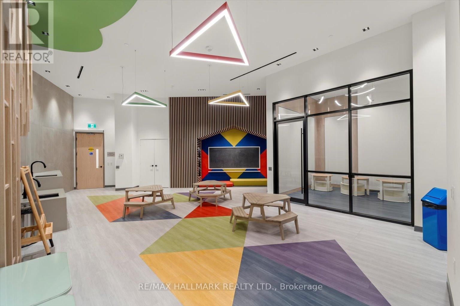 621 - 60 GEORGE BUTCHART DRIVE Image 29