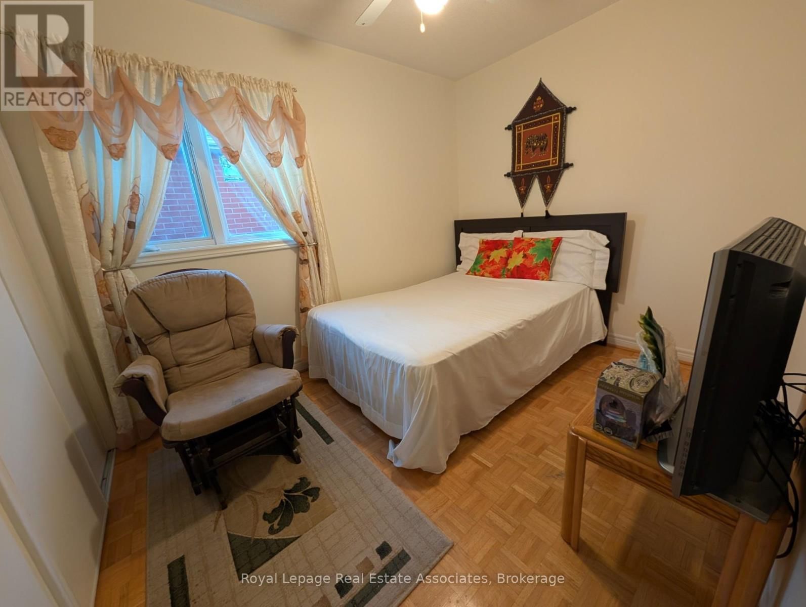 Upper - 122 PRESSED BRICK DRIVE Image 15