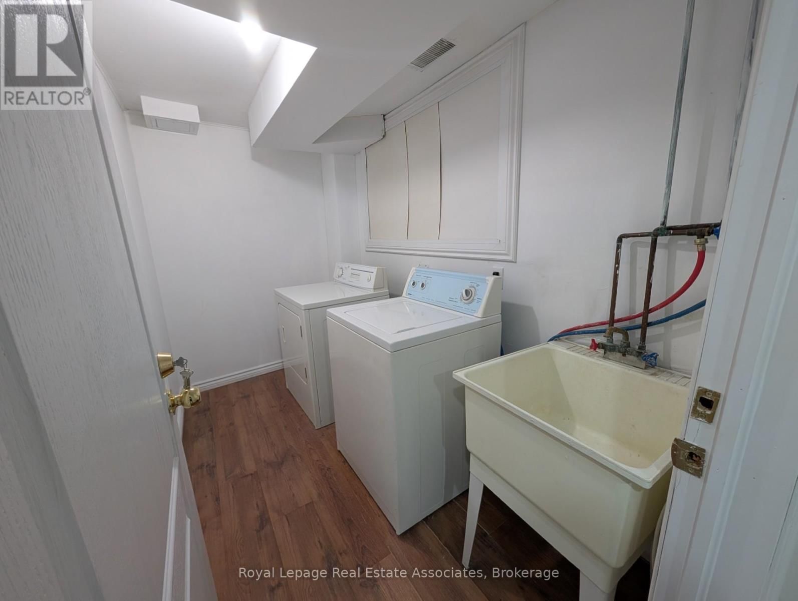 Upper - 122 PRESSED BRICK DRIVE Image 17