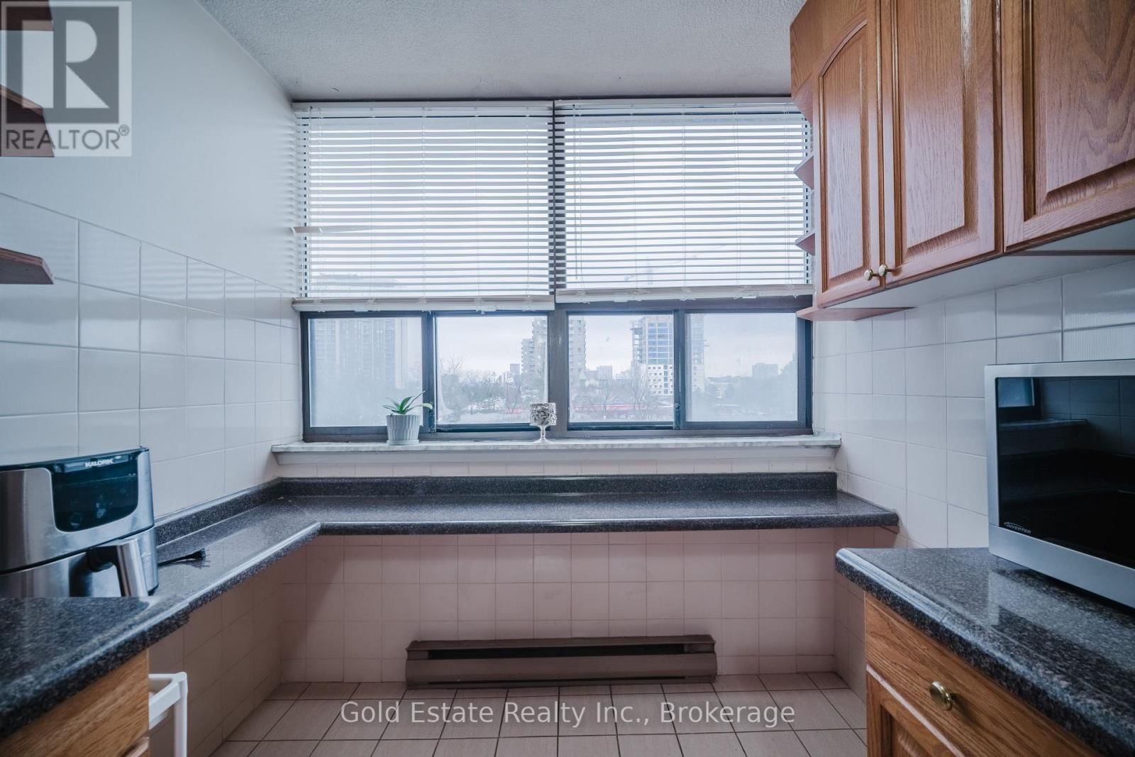 502 - 18 KNIGHTSBRIDGE ROAD Image 9