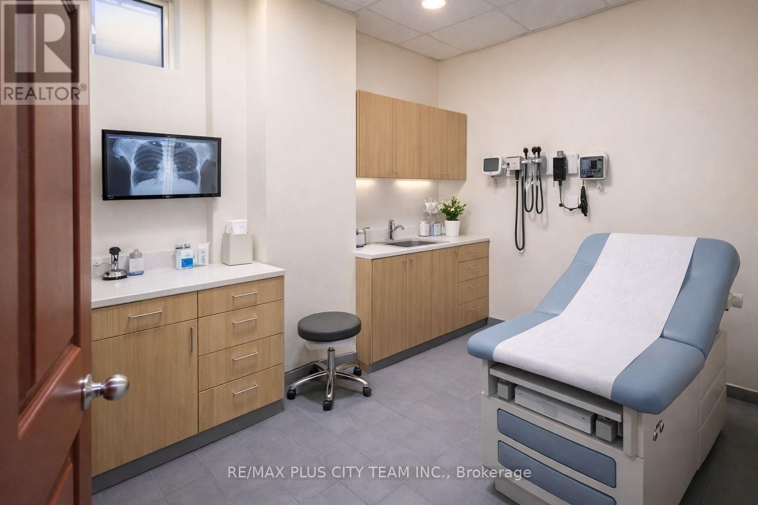 2182 DUNDAS STREET Image 4