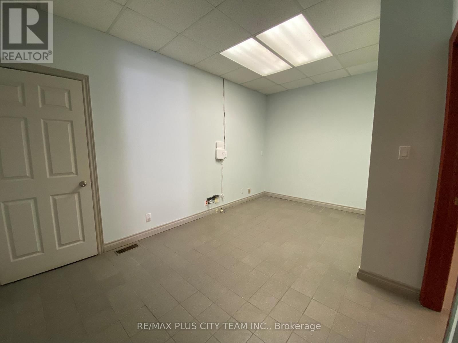 2182 DUNDAS STREET Image 7