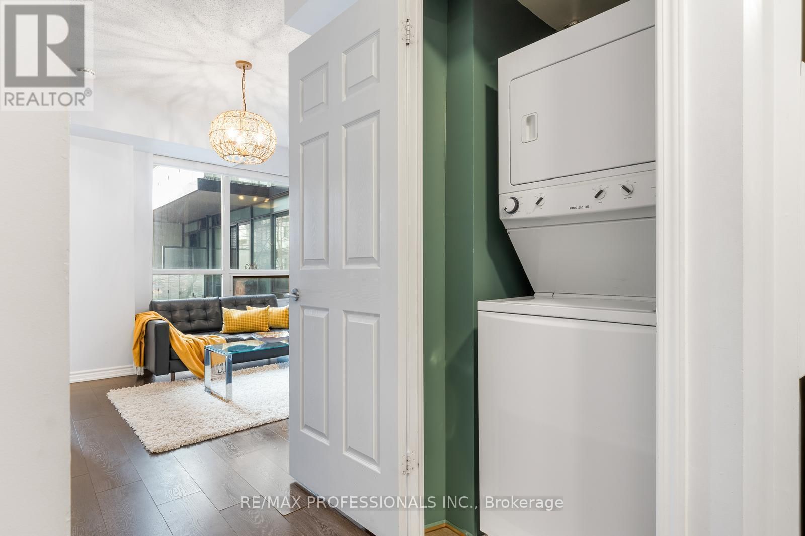 723 - 15 JAMES FINLAY WAY Image 18