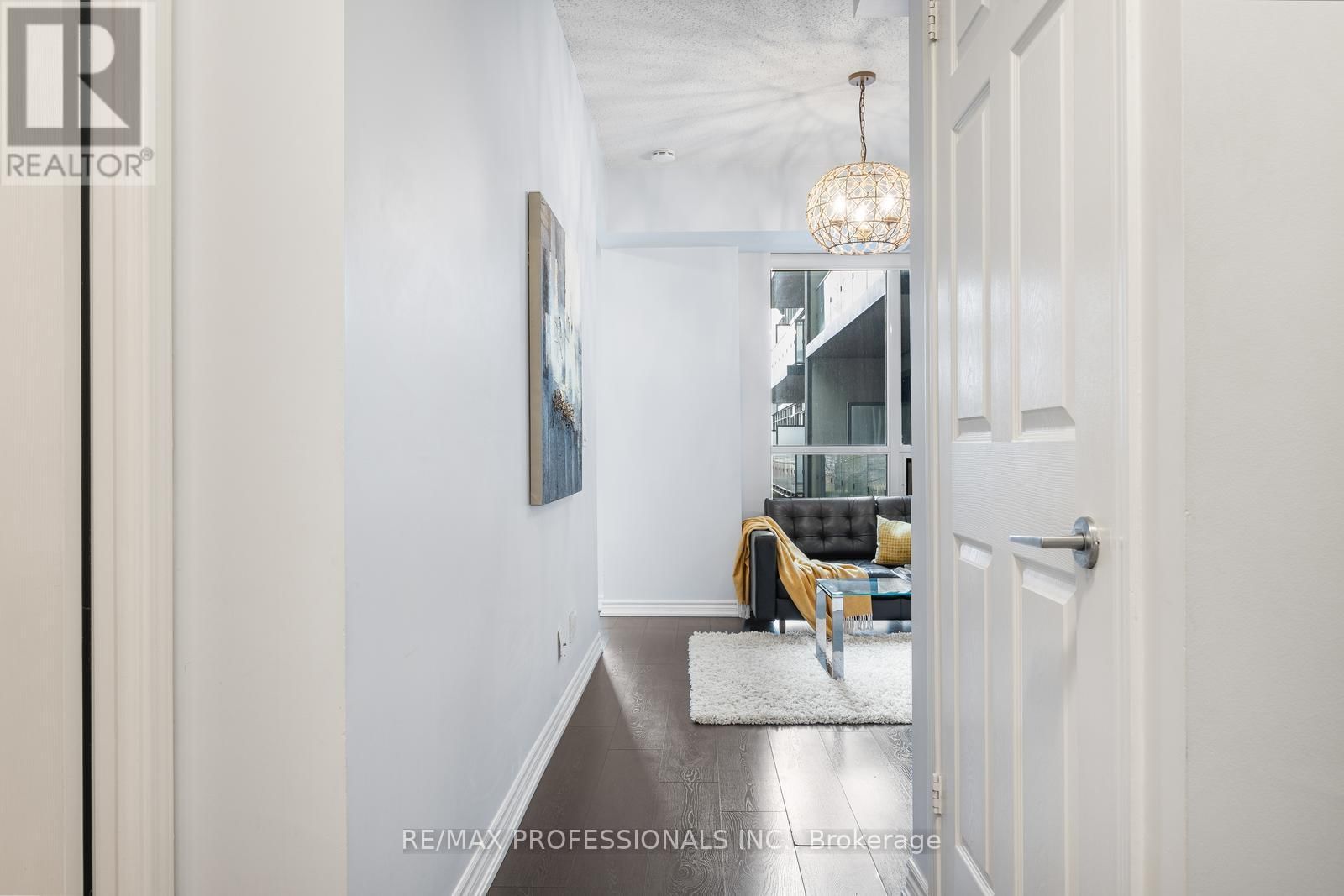 723 - 15 JAMES FINLAY WAY Image 3