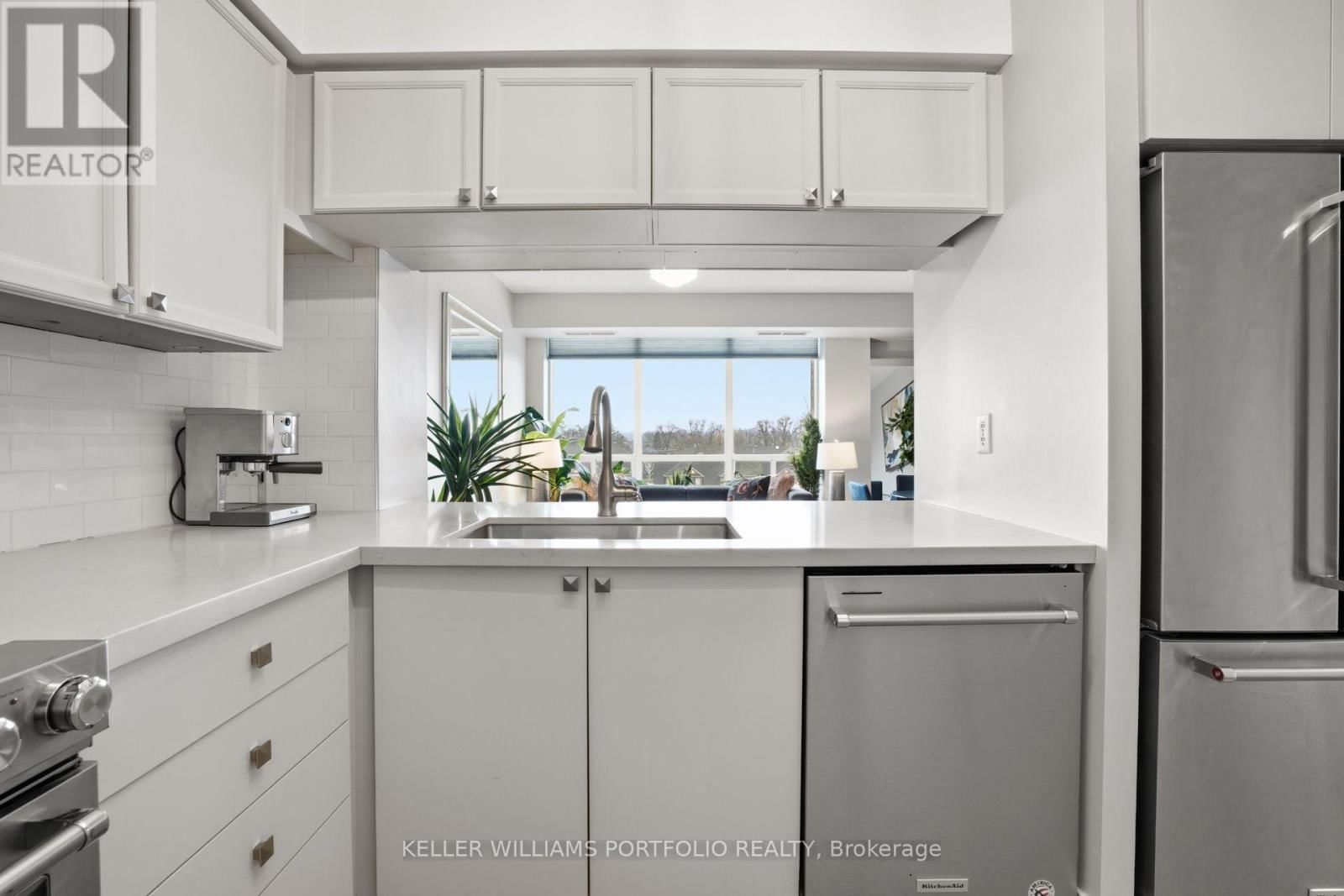 802 - 190 MANITOBA STREET Image 16