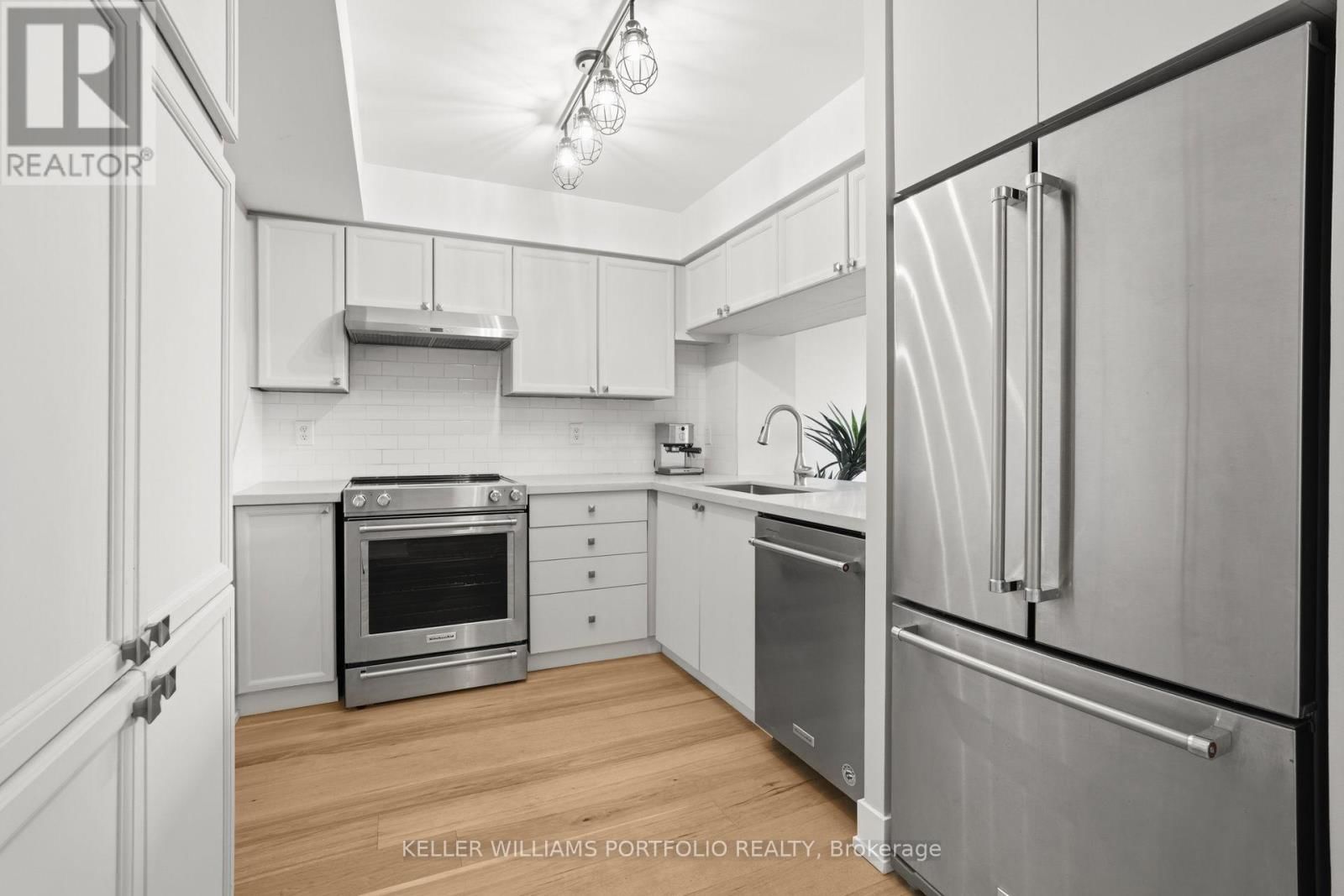 802 - 190 MANITOBA STREET Image 2