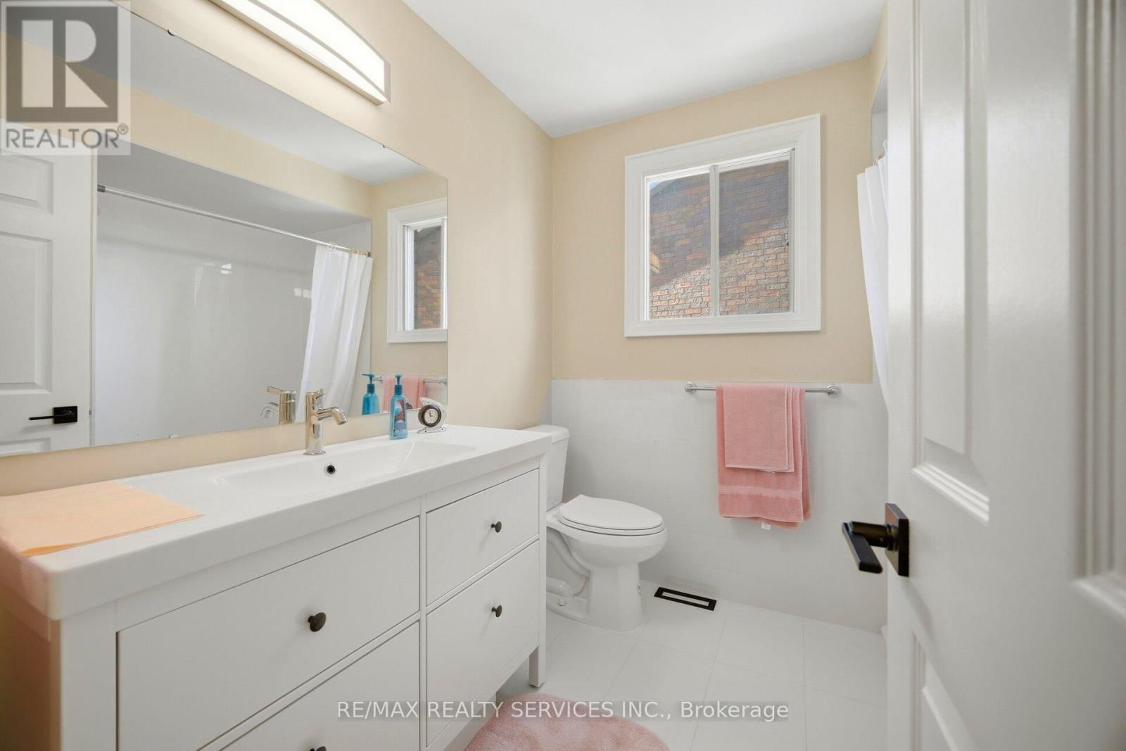 23 NEWBURY CRESCENT Image 35