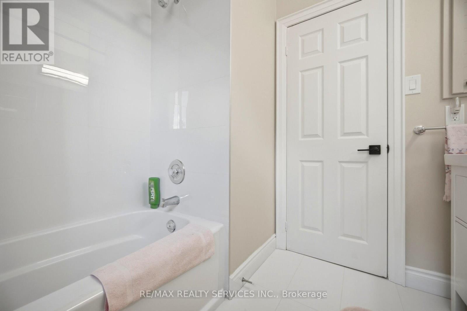 23 NEWBURY CRESCENT Image 36