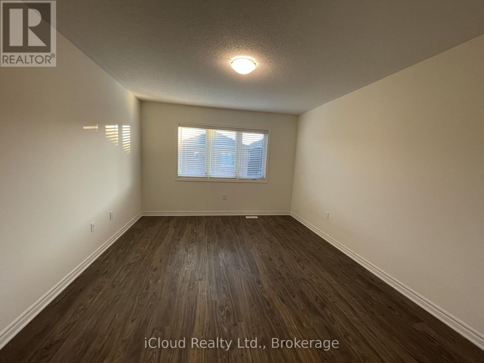 1360 SYCAMORE GARDENS Image 26