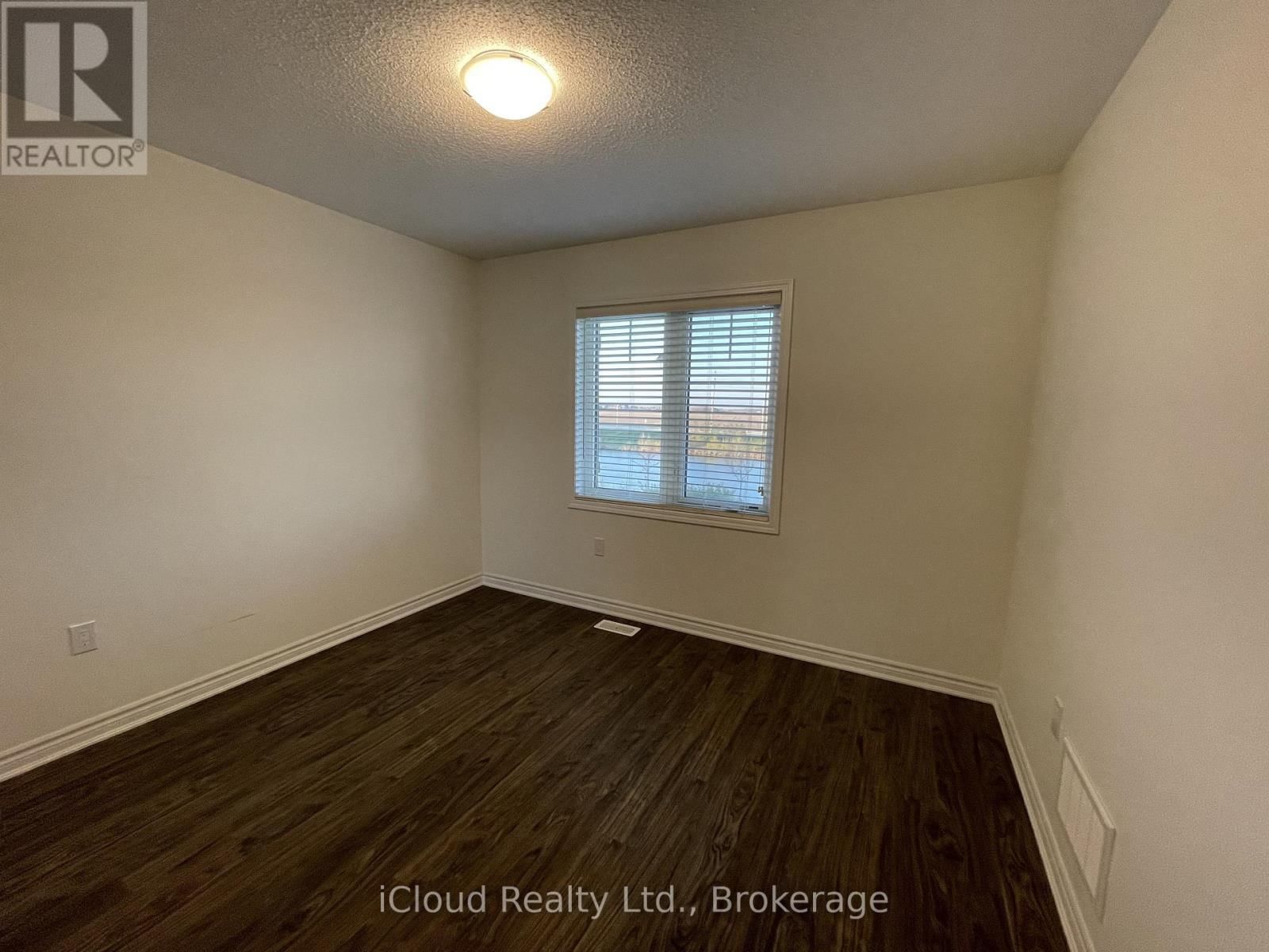 1360 SYCAMORE GARDENS Image 33